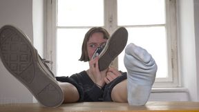 Hannah Talks Candidly About Her Favourite Old Converse and Her Feet