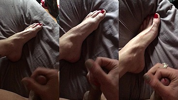 Je me caresse sur mes pieds fraîchement vernis C’est tellement intense et...
