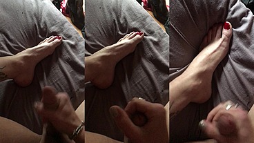 Je me caresse sur mes pieds fraîchement vernis C’est tellement intense et...