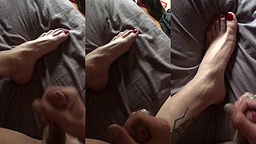 Je me caresse sur mes pieds fraîchement vernis C’est tellement intense et...