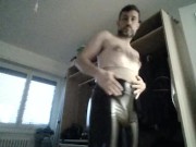 Crossdresser débutant se fait plaisir en collant et legging latex
