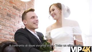 VIP4K. La bellezza into abito da sposa succhia il cazzo dello sconosciuto e si fa scopare