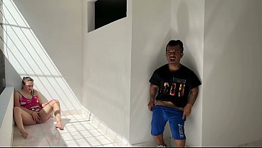 Me llevo la sorpresa de ver a mi culona hermanastra masturbarse as&iacute_ que decido verla hasta poder follarla fuertemente.