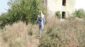 Running Away from chase down the stairs 2 MP4(1280x720)FHD