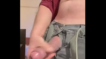 Sensualizando e exibindo o pau grande e grosso pra uma mina no chat.