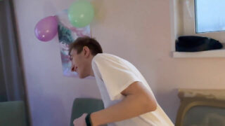 O gostosão russo amador Ben Huller foi fodido sem camisinha em uma orgia selvagem de sexo em grupo com tatuados.