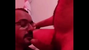 Dando aquela mamada gostosa.