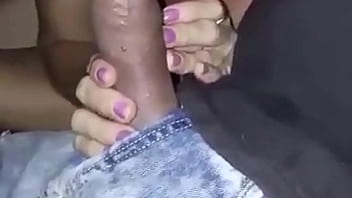 Botou a magrela para chupar pau no carro