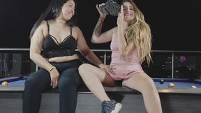 dos calientes putas se follan en el billar