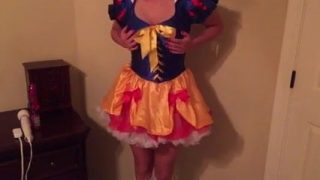 A cosplayer da Branca de Neve se masturba, tira a roupa e se masturba novamente.