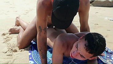 Fudendo com um turista na praia.