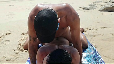 Fudendo com um turista na praia.