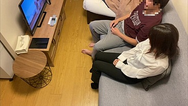 彼女が仕事から帰ってきて、一緒にソファーでくつろいでいたらお互いにムラムラしてきて、,