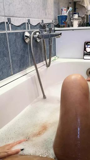 SHAVED PUSSY NASTY MILF CUM IN BATHTUBE WHILE WATCHING PORN