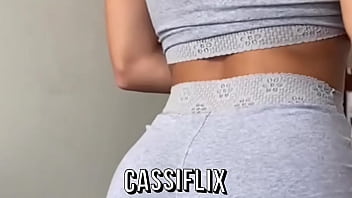 Eu e minha amiga atacamos o namorado dela e ele encheu nossa boca de leitinho...