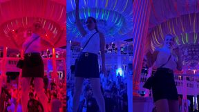 4eme jour a ibiza comme je dansais seule sur ce podium, plusieurs mecs me ...