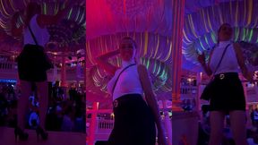 4eme jour a ibiza comme je dansais seule sur ce podium, plusieurs mecs me ...