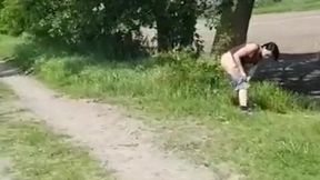 milf fa� la pipi' in un parco