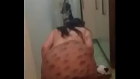 Novinha dan&ccedil_ando de toalha