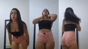 joven blanca arreglandose antes de ir a la universidad