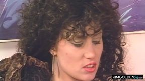 Leidenschaftlicher Couch-Sex mit lockiger Verfuehrerin