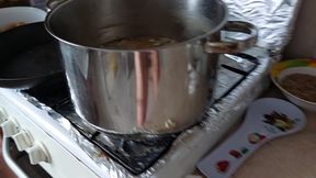 An amateur mom prepares breakfast. Hairy Latina, big, big ass.