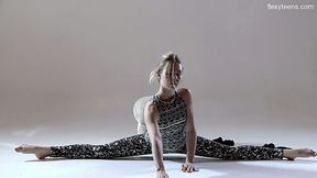 Russian flexible teen Rita Mochalkina does the splits and shows yummy snatch