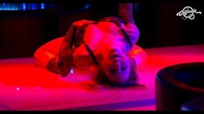 The hot blonde goes to a men's club in the city of São Paulo Brazil do stripteaser