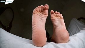 BB 's dry feet could use a lick! - MP4