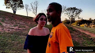 O NEGÃO ME LEVOU PRO MEIO DO MATO E METEU A MADEIRA - The black guy took me into the woods and shoved the wood up my ass.