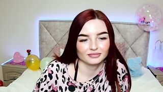 Solo redhead babe have fun on webcam
