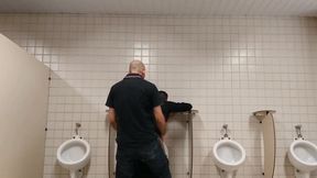 funcionario ativo come garoto passivo dentro do banheiro