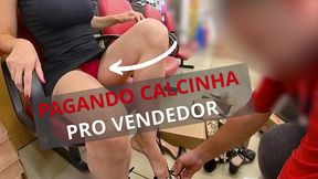 esposa safada pagando calcinha e provocando um vendedor na loja de sapatos. exibicionismo real! completo