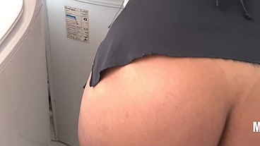 Safada colocou mini saia para lavar roupa, não resisti tive que rola e encher sua buceta de porra na lavanderia - Nicoly Mattos - Lukas Zaad