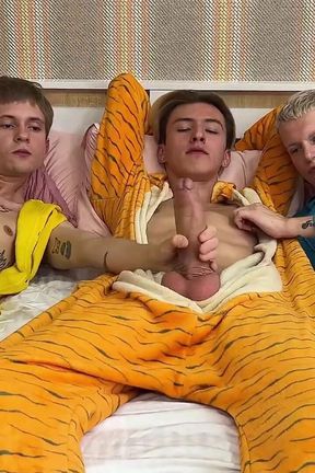 The Games of Three Twinks Grew Into a Juicy Fuck, Let a Tight Twink&#039;s Asshole Go Around in a Circle