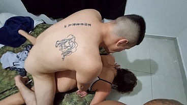 embarazada hace un trio con la madrastra de su vecino