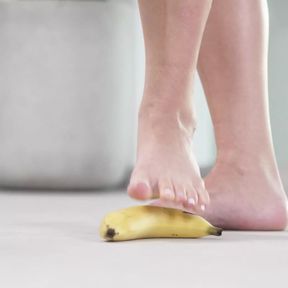 4K HOT FOOTFETISH! Crushing fruits with bare feet and high heels!