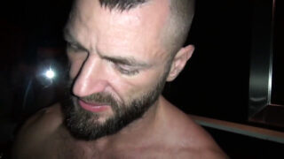 Pesta seks, tanpa kondom, seks berkelompok, gangbang – pelacur gay dengan penis besar berhubungan seks melalui anus