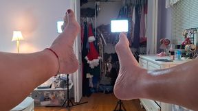 Red toe nails, gold toe rings and an anklet!