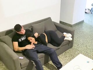 Lo encuentro mirando una pelicula y me invita a ver con el