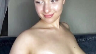 Amateur-MILF mit großen, natürlichen Brüsten und einem großen Hintern befriedigt sich selbst mit einem Vibrator.