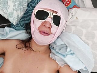 Amateurpaar spritzt ins Gesicht und fickt die Titten. Lalin girl haarige Muschi, großer Arsch