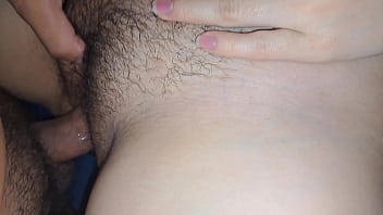 Me follo a mi hermanastra mientras vemos tv