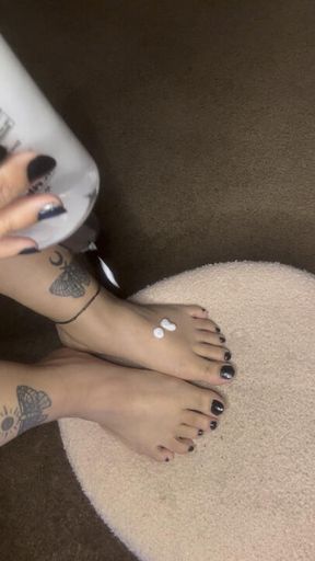 Lotion on my dry feet 🧴