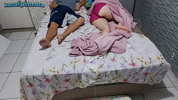 Padrasto inventou mentiras para que enteada tivesse que dividir a cama!