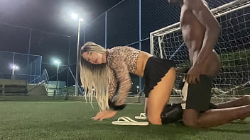 BBC NEGAO DOTADO FUDENDO A BRANQUINHA NO CAMPO DE FUTBOL