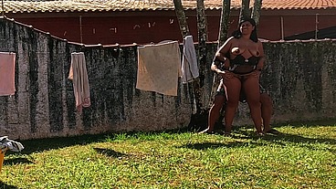 Esposa Puta Estendendo Roupa Sem Calcinha e o Corno Fodeu Ela Ali