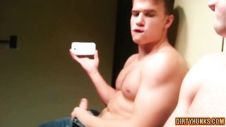 Watch this muscular dude give a sloppy assjob and shoot a hot load