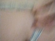 Montando dildo en el baño anal