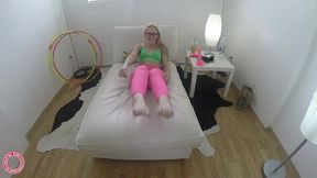 dancing samantha rone slides that dildo inside her plump pussy!